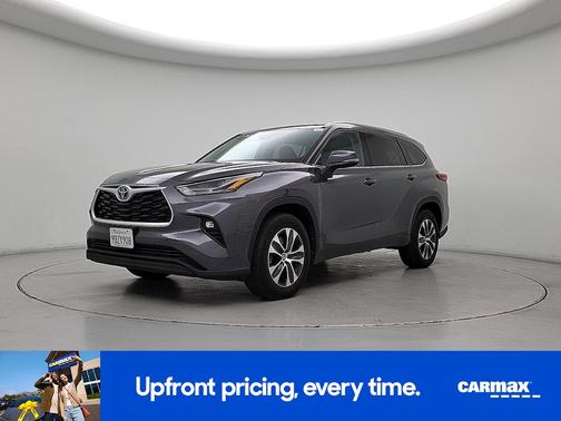 Gray 2022 Toyota Highlander Hybrid XLE