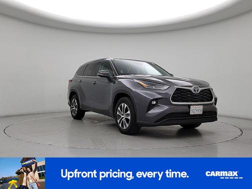 Gray 2022 Toyota Highlander Hybrid XLE