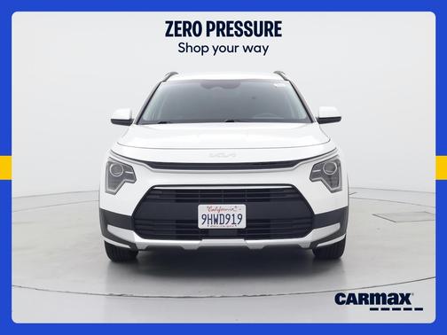 White 2023 Kia Niro EX