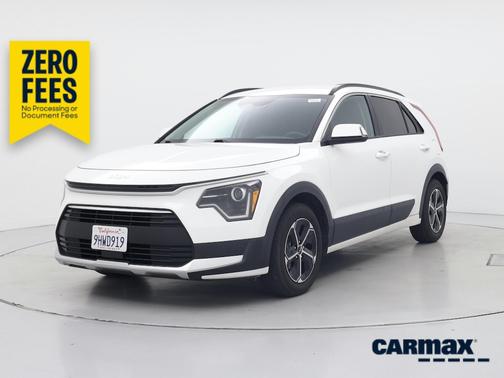 White 2023 Kia Niro EX