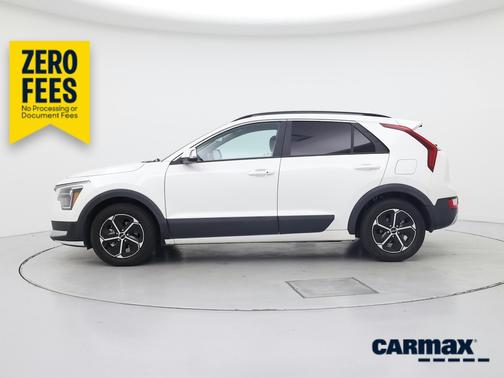 White 2023 Kia Niro EX