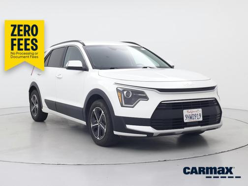 White 2023 Kia Niro EX