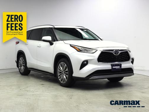 White 2022 Toyota Highlander Platinum