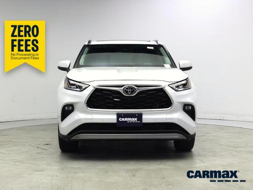 White 2022 Toyota Highlander Platinum