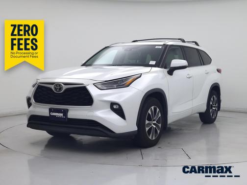 White 2022 Toyota Highlander XLE