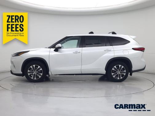 White 2022 Toyota Highlander XLE