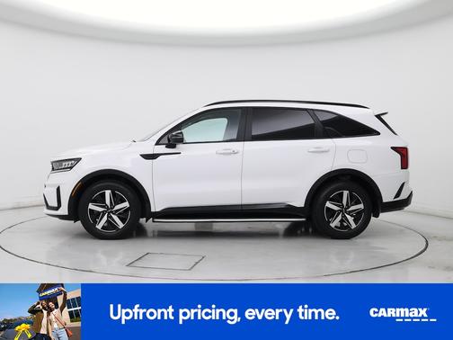 White 2023 Kia Sorento EX