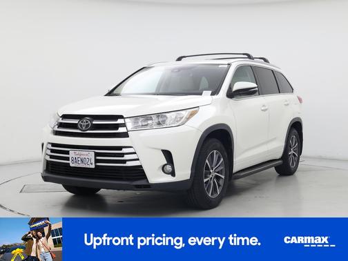 White 2017 Toyota Highlander XLE