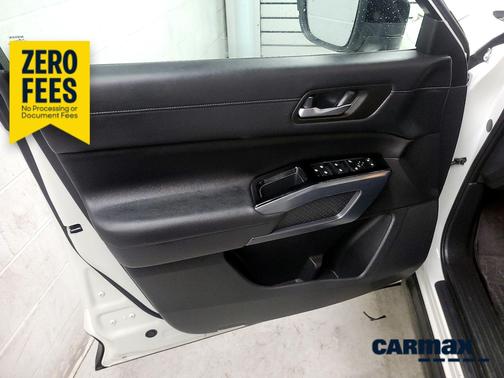 White 2024 Nissan Pathfinder SL