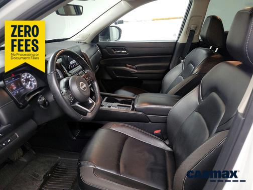 White 2024 Nissan Pathfinder SL