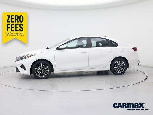 White 2024 Kia Forte LXS