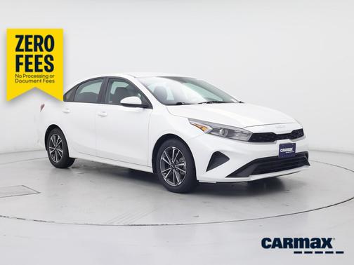 White 2024 Kia Forte LXS