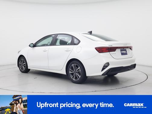 White 2024 Kia Forte LXS