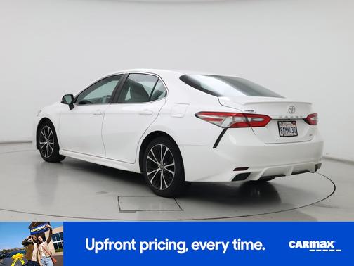 White 2018 Toyota Camry SE