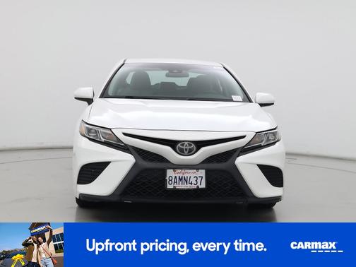 White 2018 Toyota Camry SE