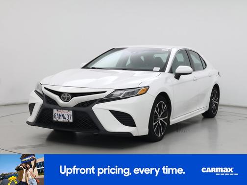White 2018 Toyota Camry SE