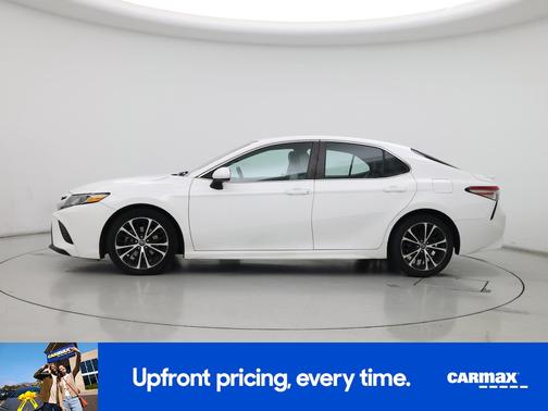 White 2018 Toyota Camry SE
