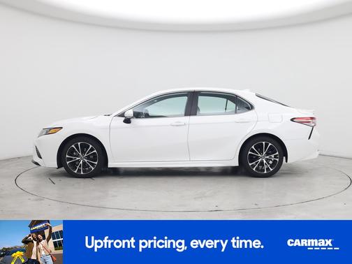White 2019 Toyota Camry SE