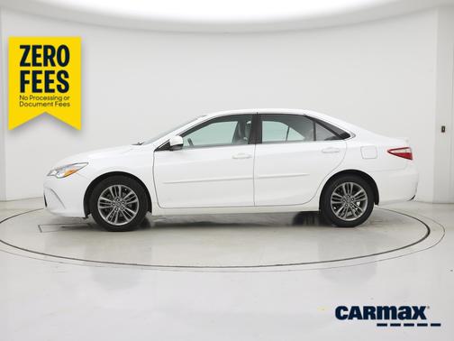 White 2017 Toyota Camry SE