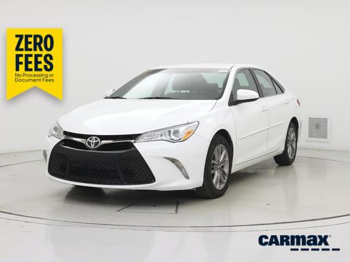 White 2017 Toyota Camry SE