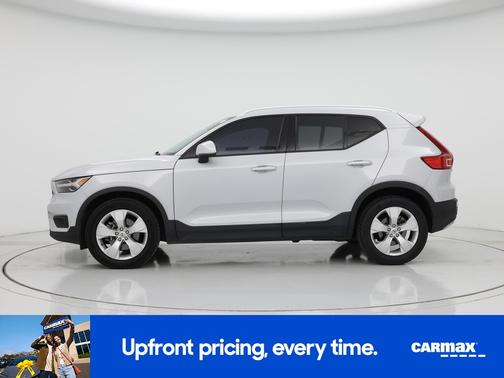 2022 Volvo XC40 T5 Momentum