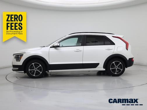White 2023 Kia Niro EX