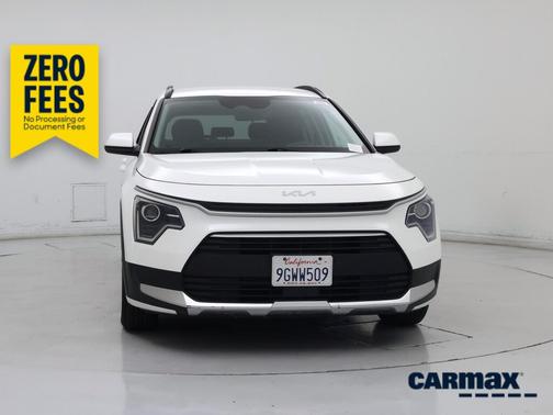 White 2023 Kia Niro EX