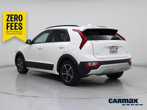 White 2023 Kia Niro EX