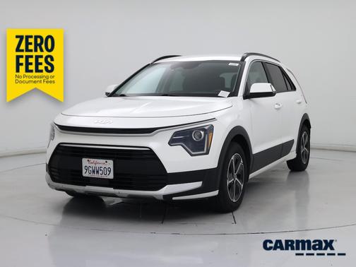 White 2023 Kia Niro EX