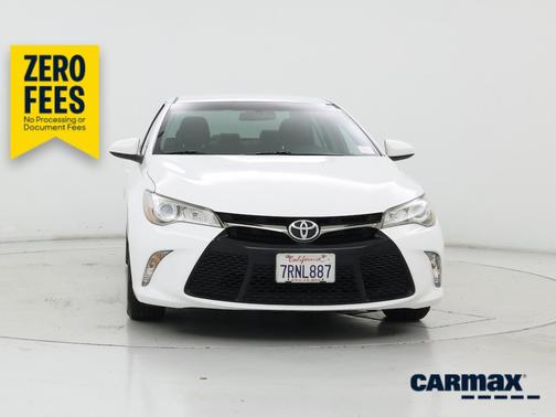 White 2016 Toyota Camry SE