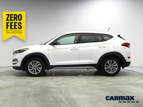 White 2017 Hyundai TUCSON SE