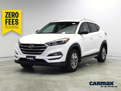 White 2017 Hyundai TUCSON SE