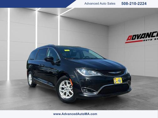 Brilliant Black Crystal Pearlcoat 2020 Chrysler Pacifica Touring L