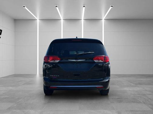 Brilliant Black Crystal Pearlcoat 2020 Chrysler Pacifica Touring L
