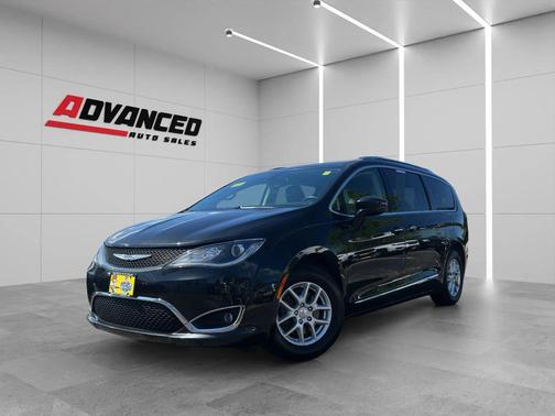 Brilliant Black Crystal Pearlcoat 2020 Chrysler Pacifica Touring L