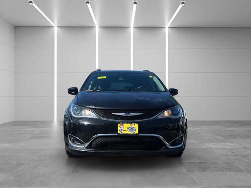 Brilliant Black Crystal Pearlcoat 2020 Chrysler Pacifica Touring L