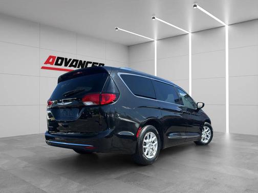 Brilliant Black Crystal Pearlcoat 2020 Chrysler Pacifica Touring L