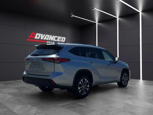 Celestial Silver Metallic 2022 Toyota Highlander XLE