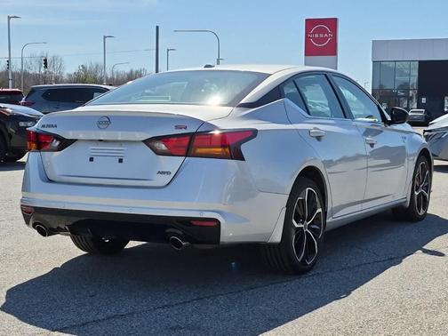 Brilliant Silver Metallic 2024 Nissan Altima 2.5 SR
