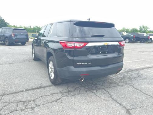 Mosaic Black Metallic 2021 Chevrolet Traverse LS