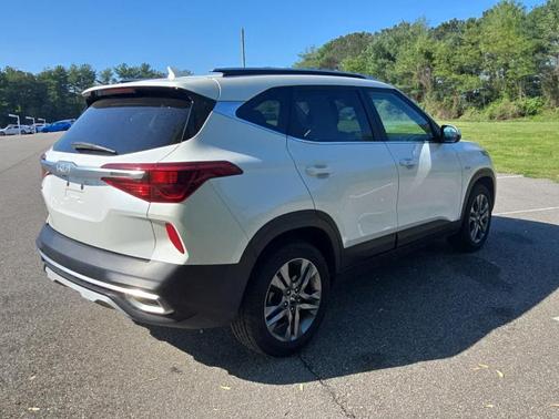 Snow White Pearl 2023 Kia Seltos S