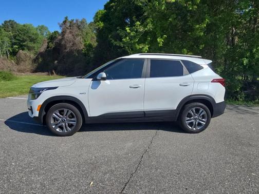 Snow White Pearl 2023 Kia Seltos S
