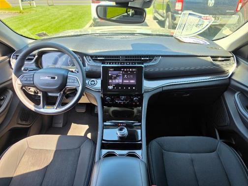 Diamond Black Crystal Pearlcoat 2023 Jeep Grand Cherokee Laredo