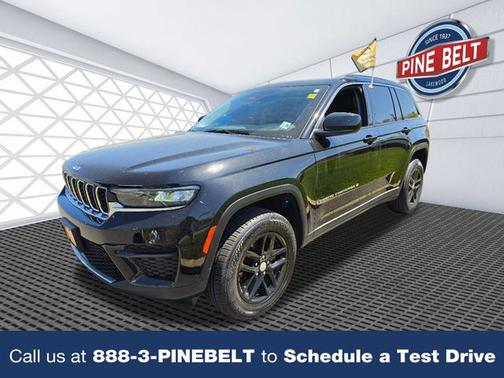 Diamond Black Crystal Pearlcoat 2023 Jeep Grand Cherokee Laredo