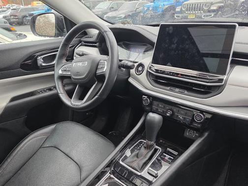 Diamond Black Crystal Pearlcoat 2022 Jeep Compass Limited