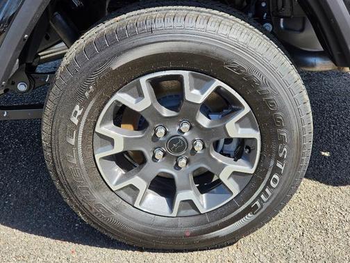 Black Clearcoat 2026 Jeep Gladiator Sahara 4x4