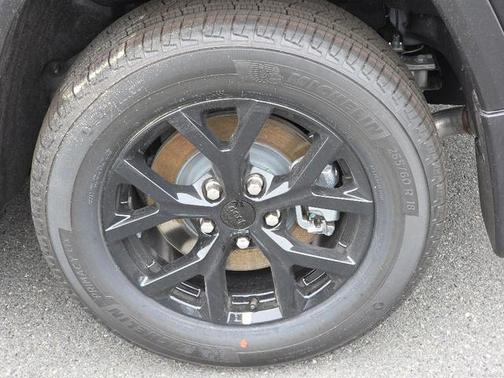 Diamond Black Crystal Pearlcoat 2026 Jeep Grand Cherokee L Altitude
