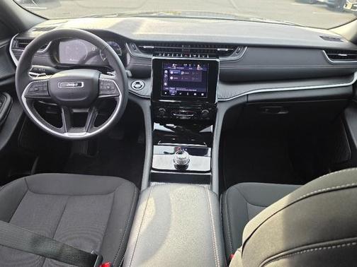 Diamond Black Crystal Pearlcoat 2025 Jeep Grand Cherokee Laredo