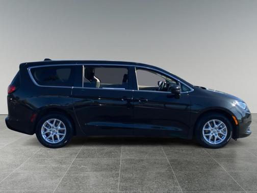 Brilliant Black Crystal Pearlcoat 2023 Chrysler Voyager LX