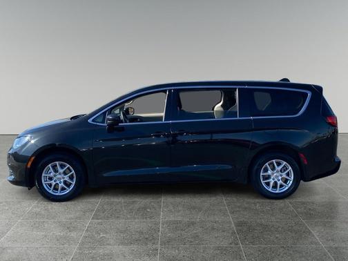 Brilliant Black Crystal Pearlcoat 2023 Chrysler Voyager LX